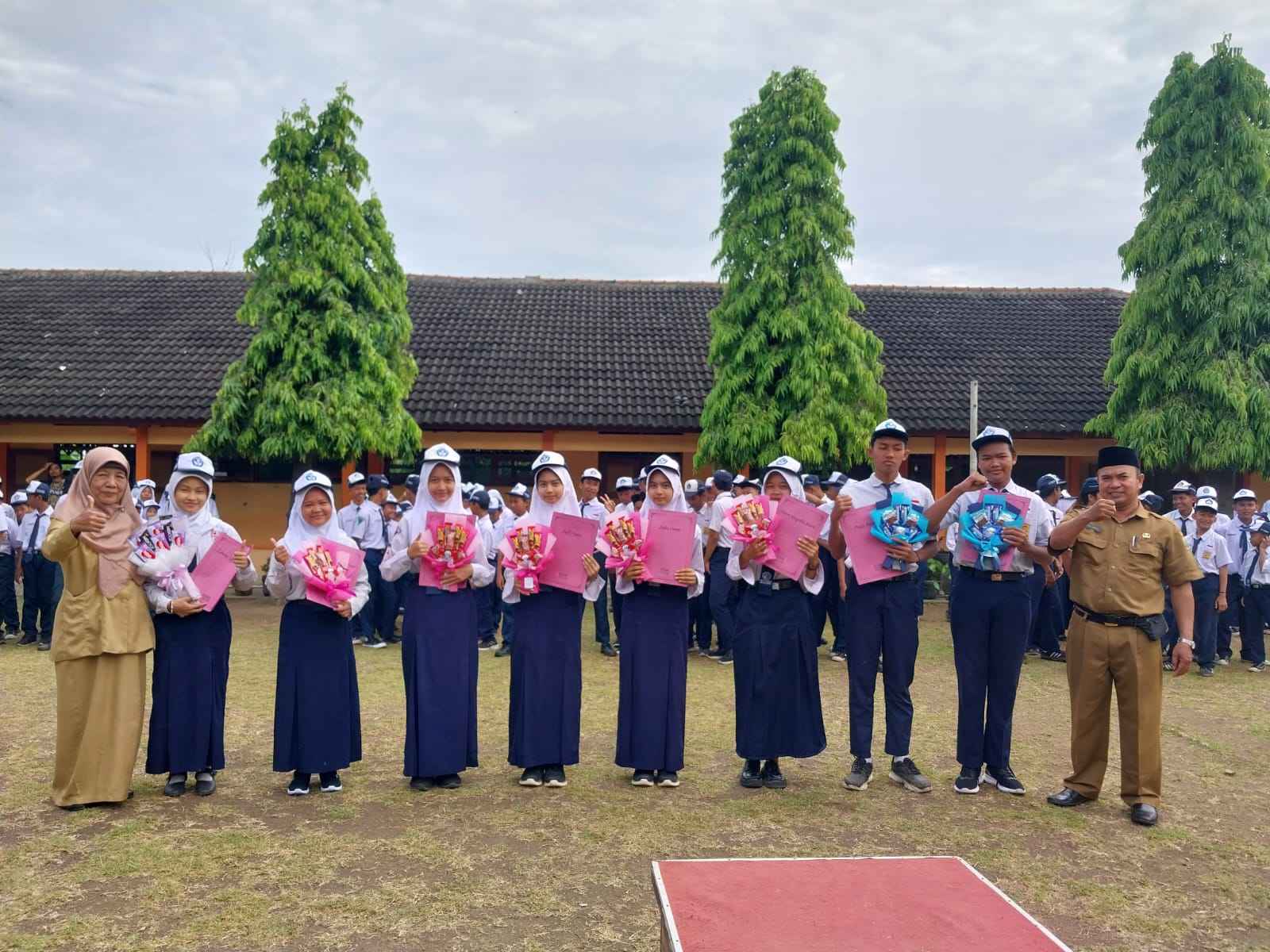 DAMPAK HP BAGI PELAJAR SMP